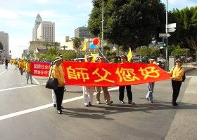 2001年洛杉矶法会图片:记者招待会和环城游行
