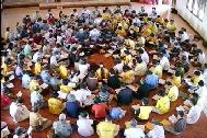 二零零三年五月三十一日,印尼巴厘岛法会期间,学员集体读书