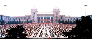 一九九八年五月,沈阳万名法轮功学员集体炼功