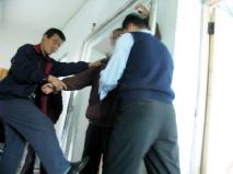 酷刑演示:拳打脚踢