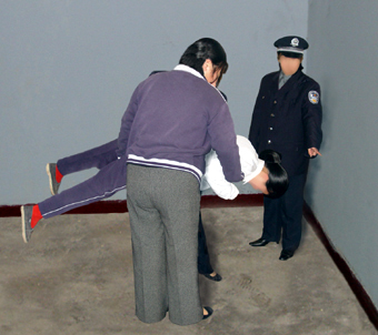 酷刑演示:撞头