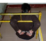 酷刑演示:双手反铐在铁床上