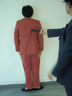 酷刑演示:长时间罚站军姿