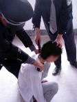 酷刑演示:电警棍电击敏感穴位