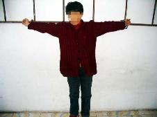 酷刑演示:两臂侧平举长时间罚站