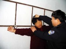 酷刑演示:猛拽头发