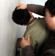 酷刑演示:揪头发撞墙