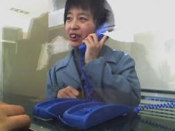 法轮功学员在哈监接见时隔着玻璃窗拍下的照片:图片中,邓剑梅的下门牙被撬掉两颗
