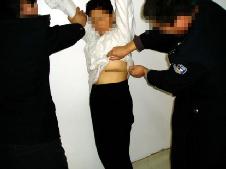 酷刑演示:刮肋骨