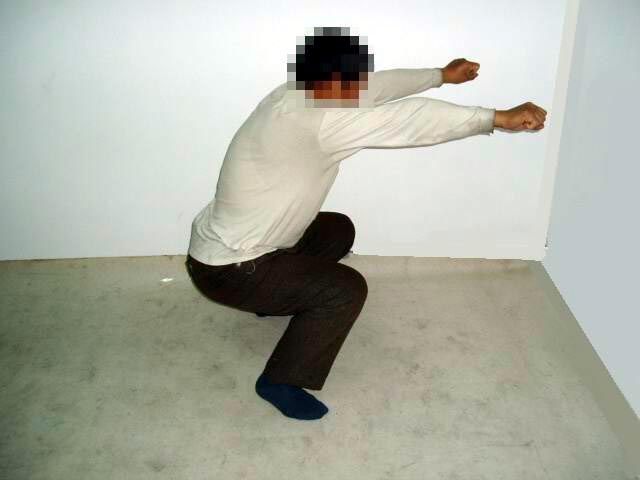 酷刑演示:蹲马步