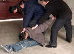 酷刑演示:把腿捆住,使劲往下按头部