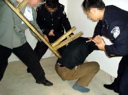 酷刑演示:用板凳砸