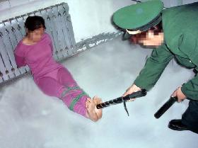 酷刑演示:电棍电脚心