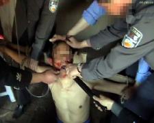 酷刑演示:将电棍插入嘴中电击