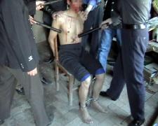 酷刑演示:电棍电击