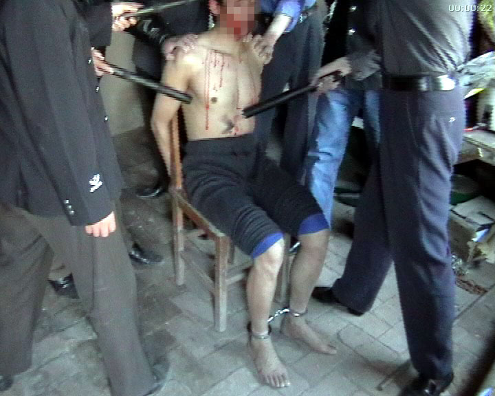 酷刑演示:电棍电击