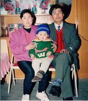 图:小龙与爸爸、妈妈