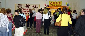 法轮功的展位前,围满了想知道真相的人们