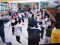 图:暑期教师研习营教学员炼功