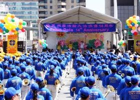 二千法轮功学员汇聚多伦多庆大法洪传(图)