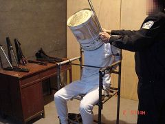 酷刑演示:大铁桶套头,用一根大铁棍使劲敲打