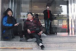 二零零七年,李继常父母在广东佛山国安门前要求无条件释放被非法抓捕的儿子