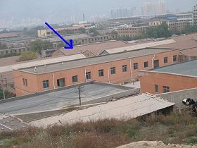 甘肃省兰州市龚家湾洗脑班非法关押法轮功学员(箭头指的二层楼)