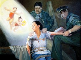 酷刑演示:在中共的劳教所里,警察给法轮功学员注射破坏中枢神经的毒针