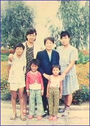 曹阳(前中)、曹月(前右一)幼年与母亲朱艳(后右一)等亲人合影。