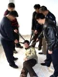 酷刑演示:多根电棍同时电击