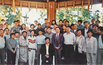 一九九六年十月五日旧金山湾区学员和师父在奥德佳公园合影留念(此照片只是合影照其中的一张,当时来的人很多,围着亭子一圈都站满了,师尊是分批和学员合影。)