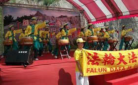 '动作整齐的唐鼓队表演,赢得民众热烈掌声'