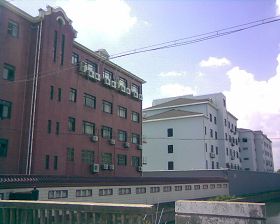 左边的红色建筑物为办公楼,右边的白色建筑物为关押楼。