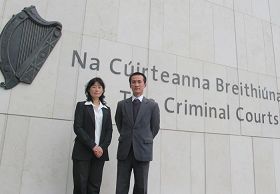 '二零一零年九月二十七日,起诉李长春的原告戴志珍和爱尔兰法轮大法协会代表赵明在爱尔兰刑事法庭。'