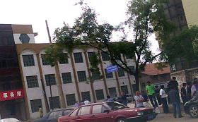 开庭这天,莱阳法院对面的马路上遍布车辆、便衣