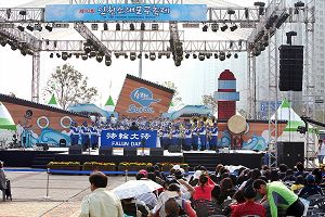 为期四天的“苏来浦区第十届庆典活动”的开幕式和游行中,法轮功学员组成的韩国天国乐团成为人们关注的焦点。