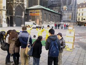 学员们的功法展示和真相展板,吸引了人们前来了解真相
