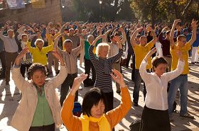 十三日上午,法轮功学员在罗马维多利亚公园集体炼功。