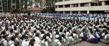 法轮功学员组成的亚太天国乐团应邀在印度千所绩优学校校长年会、联谊晚会与多所私立学校中演出,获得观众热烈回响。