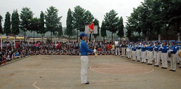 法轮功学员组成的亚太天国乐团应邀在印度千所绩优学校校长年会、联谊晚会与多所私立学校中演出,获得观众热烈回响。