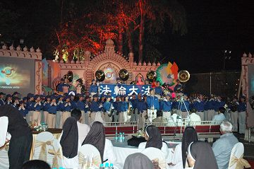 高层官员与校长联谊晚会,天国乐团的表演为晚会带来慈悲与祥和的氛围