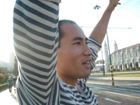 十一月六日,法轮功学员在热劳尼莫大教堂前近距离喊话