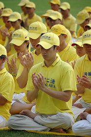 排字的法轮功学员在操场上静坐一个多小时,气氛祥和。
