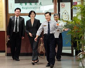 十二月十三日下午二点四十分左右,张清溪理事长在三位人权律师陪同下,向内勤检察官当面陈述北京副市长吉林严重参与迫害法轮功,是领导、策划、指挥迫害法轮功的主要元凶等犯罪事实,要求台湾司法勿枉勿纵。