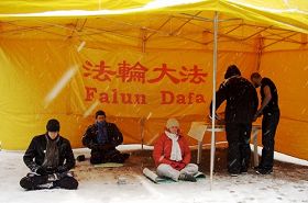 大雪中,法轮功学员在卡托维兹展示功法,传播真相