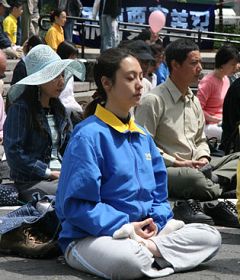 戴宜葳修炼法轮功八个月后,参加二零零八年五月十一日纽约联合广场举行的“世界法轮大法日”庆祝活动
