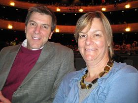 '达拉斯资深艺术家Martha Burkert和先生Craig Burkert(达拉斯一家公司的财务长)一同观看演出'
