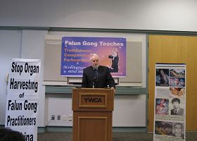 '律师克来夫.安世立(Clive.Ansley)在回答记者提问。'