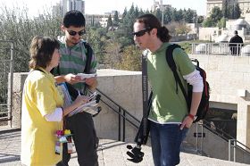 法轮功学员在耶路撒冷古城(Jerusalem-Saar)举行活动