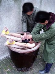酷刑演示:手脚用胶带缠起来放入盛满水的大水缸里